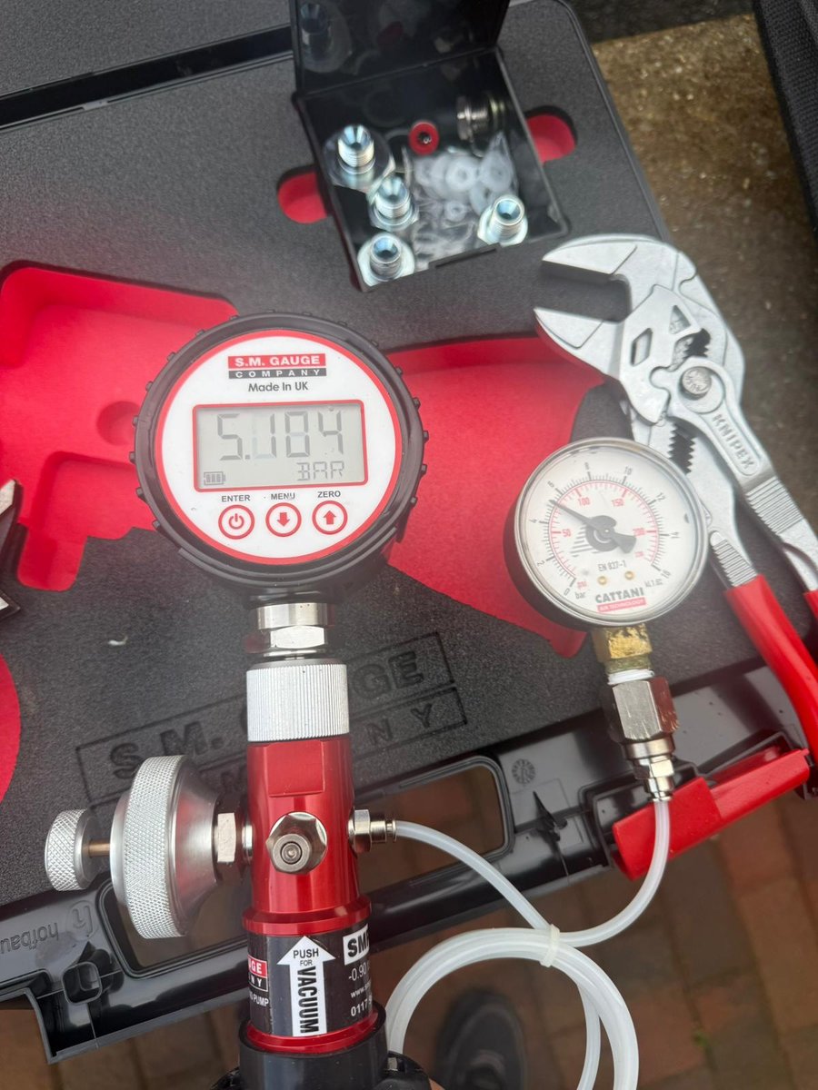 Pressure and vacuum test gauges used for dental equipment compliance testing